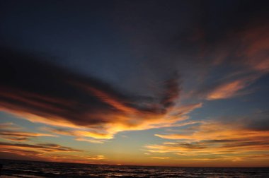 Miri, Sarawak / Malezya - 7 Ekim 2019: Miri, Sarawak 'ta günbatımında Luak Körfezi ve Tanjung Lubang' ın güzel plajları