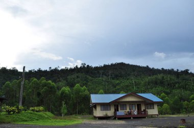 Miri, Sarawak / Malezya - 7 Ekim 2019: Sisli gündoğumu saatlerinde inanılmaz orman ve nehir manzarası