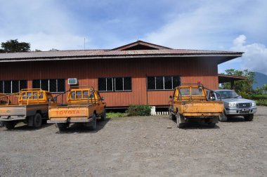 Miri, Sarawak / Malezya - 7 Ekim 2019: Sisli gündoğumu saatlerinde inanılmaz orman ve nehir manzarası