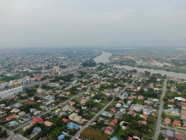 Kuching, Sarawak / Malezya - 8 Kasım 2019: Sarawak, Borneo Adası 'nın başkenti Kuching şehrinin binaları, simgeleri ve manzarası. Kuching şehrinin ünlü simgelerini gösteriyor. 