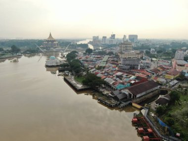 Kuching, Sarawak / Malezya - 8 Kasım 2019: Sarawak, Borneo Adası 'nın başkenti Kuching şehrinin binaları, simgeleri ve manzarası. Kuching şehrinin ünlü simgelerini gösteriyor. 
