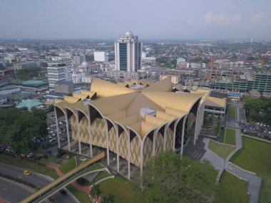 Kuching, Sarawak / Malezya - 8 Kasım 2019: Sarawak, Borneo Adası 'nın başkenti Kuching şehrinin binaları, simgeleri ve manzarası. Kuching şehrinin ünlü simgelerini gösteriyor. 