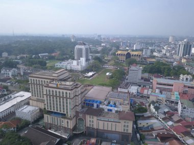 Kuching, Sarawak / Malezya - 8 Kasım 2019: Sarawak, Borneo Adası 'nın başkenti Kuching şehrinin binaları, simgeleri ve manzarası. Kuching şehrinin ünlü simgelerini gösteriyor. 