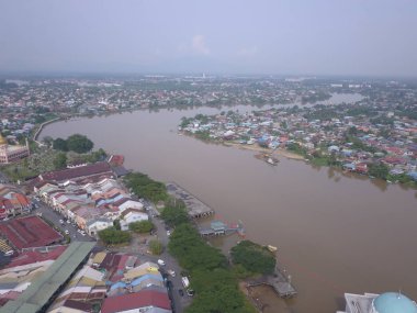 Kuching, Sarawak / Malezya - 8 Kasım 2019: Sarawak, Borneo Adası 'nın başkenti Kuching şehrinin binaları, simgeleri ve manzarası. Kuching şehrinin ünlü simgelerini gösteriyor. 