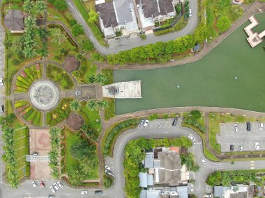 Kuching, Sarawak / Malezya - 8 Kasım 2019: Sarawak, Borneo Adası 'nın başkenti Kuching şehrinin binaları, simgeleri ve manzarası. Kuching şehrinin ünlü simgelerini gösteriyor. 