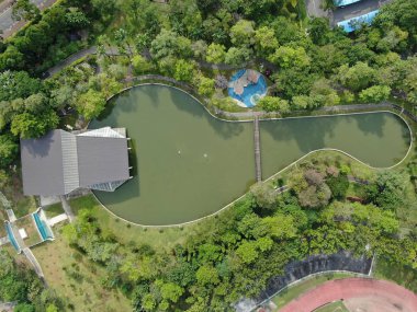 Kuching, Sarawak / Malezya - 8 Kasım 2019: Sarawak, Borneo Adası 'nın başkenti Kuching şehrinin binaları, simgeleri ve manzarası. Kuching şehrinin ünlü simgelerini gösteriyor. 