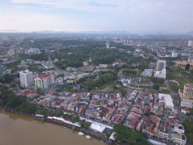 Kuching, Sarawak / Malezya - 8 Kasım 2019: Sarawak, Borneo Adası 'nın başkenti Kuching şehrinin binaları, simgeleri ve manzarası. Kuching şehrinin ünlü simgelerini gösteriyor. 