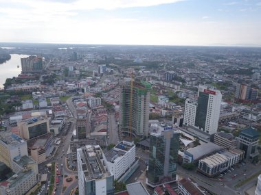 Kuching, Sarawak / Malezya - 8 Kasım 2019: Sarawak, Borneo Adası 'nın başkenti Kuching şehrinin binaları, simgeleri ve manzarası. Kuching şehrinin ünlü simgelerini gösteriyor. 