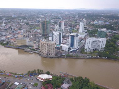 Kuching, Sarawak / Malezya - 8 Kasım 2019: Sarawak, Borneo Adası 'nın başkenti Kuching şehrinin binaları, simgeleri ve manzarası. Kuching şehrinin ünlü simgelerini gösteriyor. 