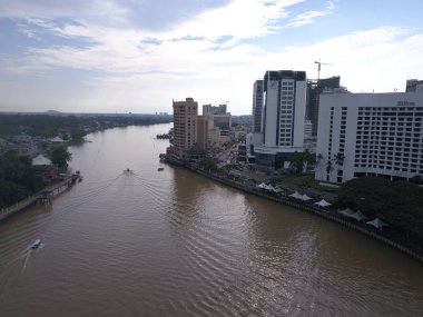 Kuching, Sarawak / Malezya - 8 Kasım 2019: Sarawak, Borneo Adası 'nın başkenti Kuching şehrinin binaları, simgeleri ve manzarası. Kuching şehrinin ünlü simgelerini gösteriyor. 