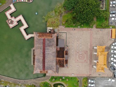 Kuching, Sarawak / Malezya - 8 Kasım 2019: Sarawak, Borneo Adası 'nın başkenti Kuching şehrinin binaları, simgeleri ve manzarası. Kuching şehrinin ünlü simgelerini gösteriyor. 