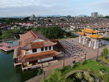 Kuching, Sarawak / Malezya - 8 Kasım 2019: Sarawak, Borneo Adası 'nın başkenti Kuching şehrinin binaları, simgeleri ve manzarası. Kuching şehrinin ünlü simgelerini gösteriyor. 