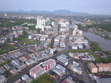 Kuching, Sarawak / Malezya - 8 Kasım 2019: Sarawak, Borneo Adası 'nın başkenti Kuching şehrinin binaları, simgeleri ve manzarası. Kuching şehrinin ünlü simgelerini gösteriyor. 