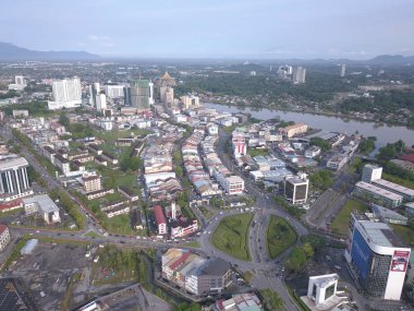 Kuching, Sarawak / Malezya - 8 Kasım 2019: Sarawak, Borneo Adası 'nın başkenti Kuching şehrinin binaları, simgeleri ve manzarası. Kuching şehrinin ünlü simgelerini gösteriyor. 