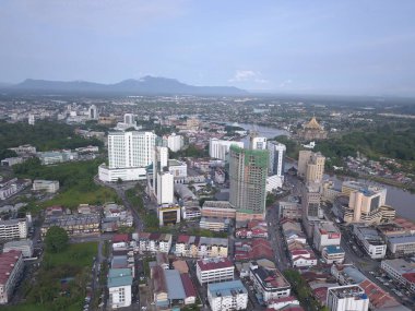 Kuching, Sarawak / Malezya - 8 Kasım 2019: Sarawak, Borneo Adası 'nın başkenti Kuching şehrinin binaları, simgeleri ve manzarası. Kuching şehrinin ünlü simgelerini gösteriyor. 