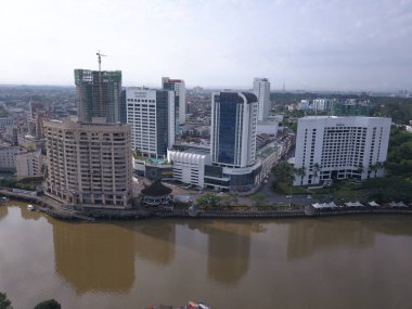 Kuching, Sarawak / Malezya - 8 Kasım 2019: Sarawak, Borneo Adası 'nın başkenti Kuching şehrinin binaları, simgeleri ve manzarası. Kuching şehrinin ünlü simgelerini gösteriyor. 