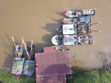 Kuching, Sarawak / Malezya - 8 Kasım 2019: Sarawak, Borneo Adası 'nın başkenti Kuching şehrinin binaları, simgeleri ve manzarası. Kuching şehrinin ünlü simgelerini gösteriyor. 