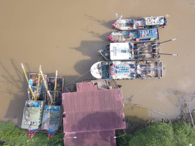 Kuching, Sarawak / Malezya - 8 Kasım 2019: Sarawak, Borneo Adası 'nın başkenti Kuching şehrinin binaları, simgeleri ve manzarası. Kuching şehrinin ünlü simgelerini gösteriyor. 