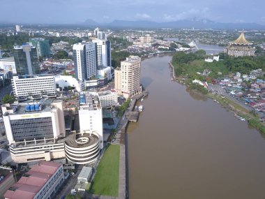 Kuching, Sarawak / Malezya - 8 Kasım 2019: Sarawak, Borneo Adası 'nın başkenti Kuching şehrinin binaları, simgeleri ve manzarası. Kuching şehrinin ünlü simgelerini gösteriyor. 