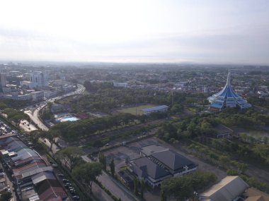 Kuching, Sarawak / Malezya - 8 Kasım 2019: Sarawak, Borneo Adası 'nın başkenti Kuching şehrinin binaları, simgeleri ve manzarası. Kuching şehrinin ünlü simgelerini gösteriyor. 