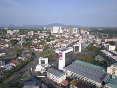 Kuching, Sarawak / Malezya - 8 Kasım 2019: Sarawak, Borneo Adası 'nın başkenti Kuching şehrinin binaları, simgeleri ve manzarası. Kuching şehrinin ünlü simgelerini gösteriyor. 