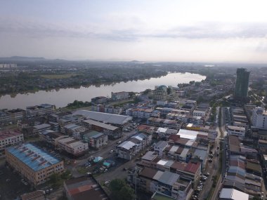 Kuching, Sarawak / Malezya - 8 Kasım 2019: Sarawak, Borneo Adası 'nın başkenti Kuching şehrinin binaları, simgeleri ve manzarası. Kuching şehrinin ünlü simgelerini gösteriyor. 