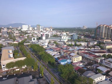 Kuching, Sarawak / Malezya - 8 Kasım 2019: Sarawak, Borneo Adası 'nın başkenti Kuching şehrinin binaları, simgeleri ve manzarası. Kuching şehrinin ünlü simgelerini gösteriyor. 