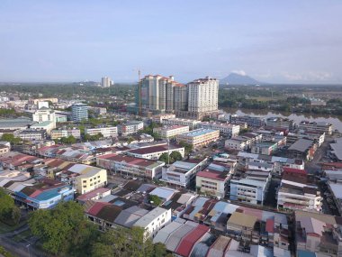 Kuching, Sarawak / Malezya - 8 Kasım 2019: Sarawak, Borneo Adası 'nın başkenti Kuching şehrinin binaları, simgeleri ve manzarası. Kuching şehrinin ünlü simgelerini gösteriyor. 