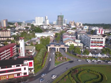 Kuching, Sarawak / Malezya - 8 Kasım 2019: Sarawak, Borneo Adası 'nın başkenti Kuching şehrinin binaları, simgeleri ve manzarası. Kuching şehrinin ünlü simgelerini gösteriyor. 