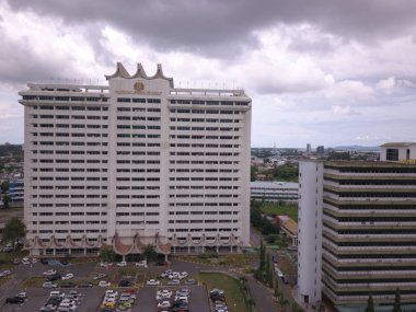 Kuching, Sarawak / Malezya - 8 Kasım 2019: Sarawak, Borneo Adası 'nın başkenti Kuching şehrinin binaları, simgeleri ve manzarası. Kuching şehrinin ünlü simgelerini gösteriyor. 