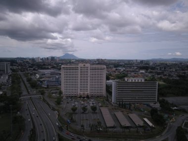 Kuching, Sarawak / Malezya - 8 Kasım 2019: Sarawak, Borneo Adası 'nın başkenti Kuching şehrinin binaları, simgeleri ve manzarası. Kuching şehrinin ünlü simgelerini gösteriyor. 