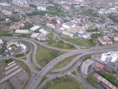 Kuching, Sarawak / Malezya - 8 Kasım 2019: Sarawak, Borneo Adası 'nın başkenti Kuching şehrinin binaları, simgeleri ve manzarası. Kuching şehrinin ünlü simgelerini gösteriyor. 