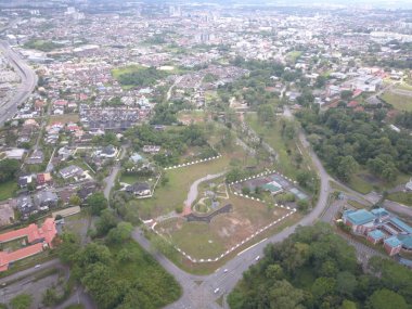 Kuching, Sarawak / Malezya - 8 Kasım 2019: Sarawak, Borneo Adası 'nın başkenti Kuching şehrinin binaları, simgeleri ve manzarası. Kuching şehrinin ünlü simgelerini gösteriyor. 