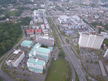 Kuching, Sarawak / Malezya - 8 Kasım 2019: Sarawak, Borneo Adası 'nın başkenti Kuching şehrinin binaları, simgeleri ve manzarası. Kuching şehrinin ünlü simgelerini gösteriyor. 