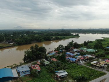 Kuching, Sarawak / Malezya - 8 Kasım 2019: Sarawak, Borneo Adası 'nın başkenti Kuching şehrinin binaları, simgeleri ve manzarası. Kuching şehrinin ünlü simgelerini gösteriyor. 