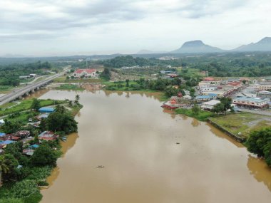 Kuching, Sarawak / Malezya - 8 Kasım 2019: Sarawak, Borneo Adası 'nın başkenti Kuching şehrinin binaları, simgeleri ve manzarası. Kuching şehrinin ünlü simgelerini gösteriyor. 