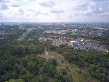 Kuching, Sarawak / Malezya - 8 Kasım 2019: Sarawak, Borneo Adası 'nın başkenti Kuching şehrinin binaları, simgeleri ve manzarası. Kuching şehrinin ünlü simgelerini gösteriyor. 