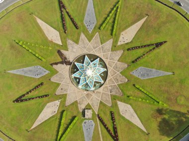 Kuching, Sarawak / Malezya - 8 Kasım 2019: Sarawak, Borneo Adası 'nın başkenti Kuching şehrinin binaları, simgeleri ve manzarası. Kuching şehrinin ünlü simgelerini gösteriyor. 