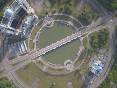 Kuching, Sarawak / Malezya - 8 Kasım 2019: Sarawak, Borneo Adası 'nın başkenti Kuching şehrinin binaları, simgeleri ve manzarası. Kuching şehrinin ünlü simgelerini gösteriyor. 