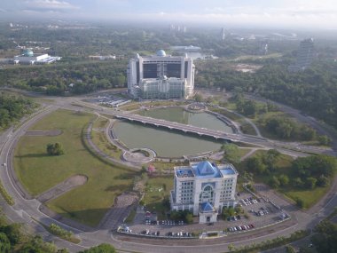 Kuching, Sarawak / Malezya - 8 Kasım 2019: Sarawak, Borneo Adası 'nın başkenti Kuching şehrinin binaları, simgeleri ve manzarası. Kuching şehrinin ünlü simgelerini gösteriyor. 