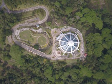 Kuching, Sarawak / Malezya - 8 Kasım 2019: Sarawak, Borneo Adası 'nın başkenti Kuching şehrinin binaları, simgeleri ve manzarası. Kuching şehrinin ünlü simgelerini gösteriyor. 