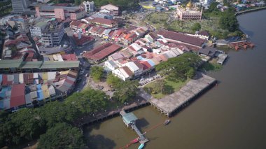 Kuching, Sarawak / Malezya - 8 Kasım 2019: Sarawak, Borneo Adası 'nın başkenti Kuching şehrinin binaları, simgeleri ve manzarası. Kuching şehrinin ünlü simgelerini gösteriyor. 