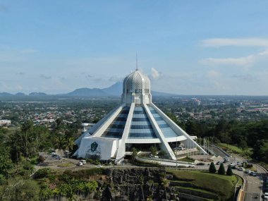 Kuching, Sarawak / Malezya - 8 Kasım 2019: Sarawak, Borneo Adası 'nın başkenti Kuching şehrinin binaları, simgeleri ve manzarası. Kuching şehrinin ünlü simgelerini gösteriyor. 