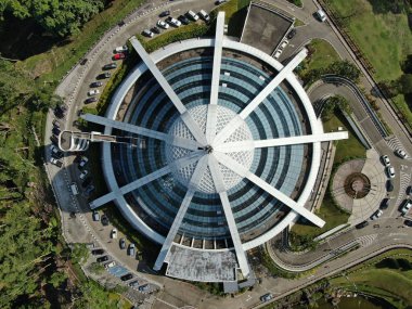 Kuching, Sarawak / Malezya - 8 Kasım 2019: Sarawak, Borneo Adası 'nın başkenti Kuching şehrinin binaları, simgeleri ve manzarası. Kuching şehrinin ünlü simgelerini gösteriyor. 