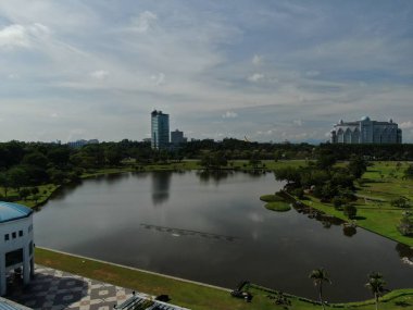 Kuching, Sarawak / Malezya - 8 Kasım 2019: Sarawak, Borneo Adası 'nın başkenti Kuching şehrinin binaları, simgeleri ve manzarası. Kuching şehrinin ünlü simgelerini gösteriyor. 