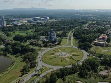 Kuching, Sarawak / Malezya - 8 Kasım 2019: Sarawak, Borneo Adası 'nın başkenti Kuching şehrinin binaları, simgeleri ve manzarası. Kuching şehrinin ünlü simgelerini gösteriyor. 