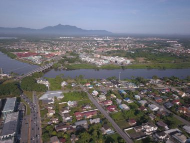 Kuching, Sarawak / Malezya - 8 Kasım 2019: Sarawak, Borneo Adası 'nın başkenti Kuching şehrinin binaları, simgeleri ve manzarası. Kuching şehrinin ünlü simgelerini gösteriyor. 