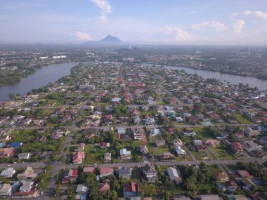 Kuching, Sarawak / Malezya - 8 Kasım 2019: Sarawak, Borneo Adası 'nın başkenti Kuching şehrinin binaları, simgeleri ve manzarası. Kuching şehrinin ünlü simgelerini gösteriyor. 