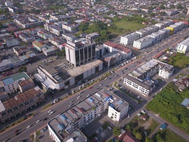 Kuching, Sarawak / Malezya - 8 Kasım 2019: Sarawak, Borneo Adası 'nın başkenti Kuching şehrinin binaları, simgeleri ve manzarası. Kuching şehrinin ünlü simgelerini gösteriyor. 