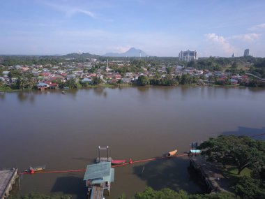 Kuching, Sarawak / Malezya - 8 Kasım 2019: Sarawak, Borneo Adası 'nın başkenti Kuching şehrinin binaları, simgeleri ve manzarası. Kuching şehrinin ünlü simgelerini gösteriyor. 